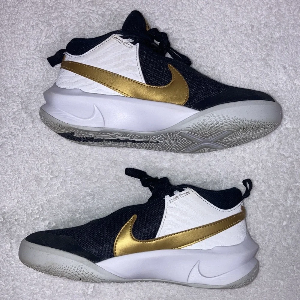 Nike Team Hustle D Youth Size 4y Black/White/Gold Shoes CW6735-002 - Picture 2 of 8